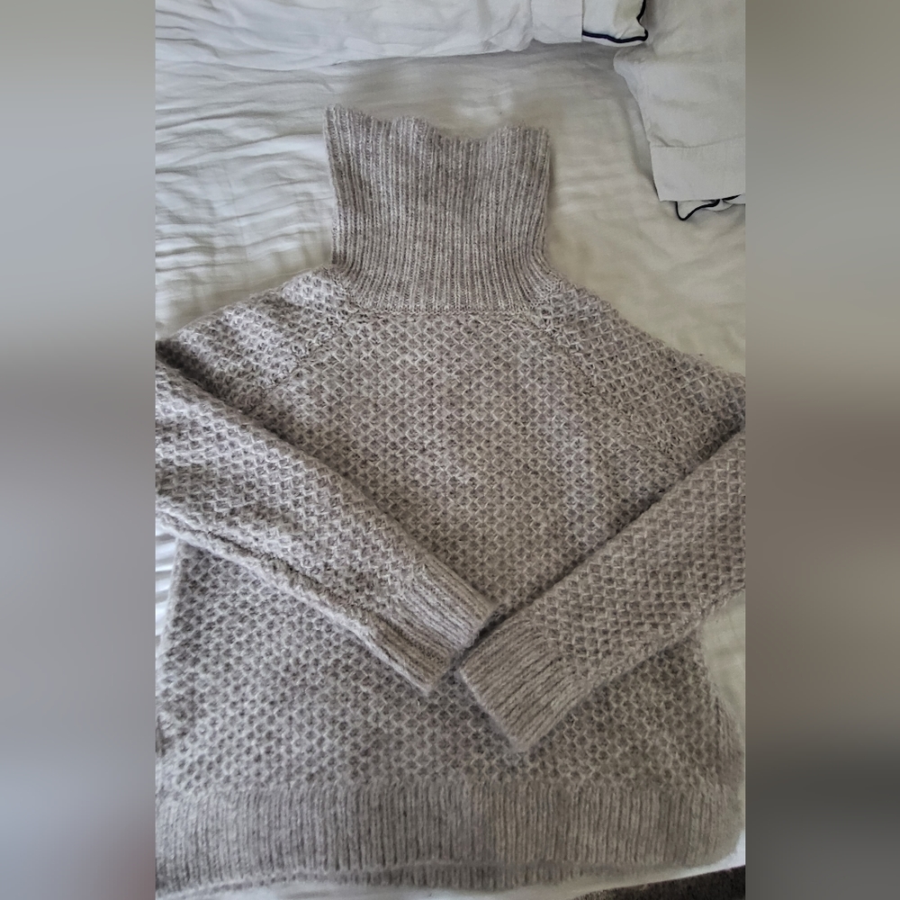 Xs women sweater. No tag but never worn. Really warm and cozy.